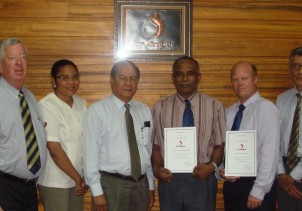 Air Niugini awards commendation certificates to staff